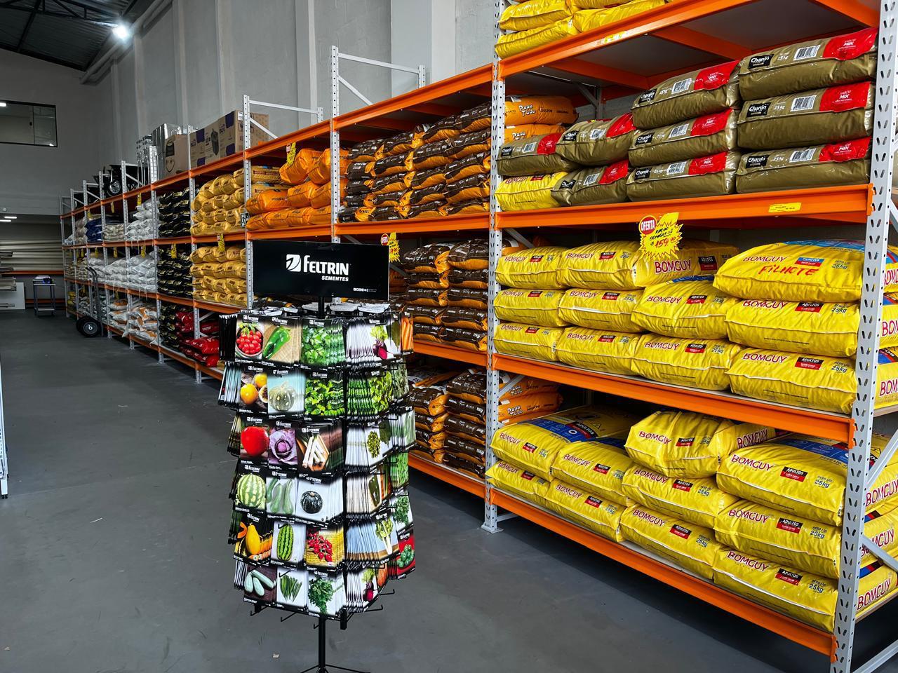 Porta pallets com produtos em loja de construção